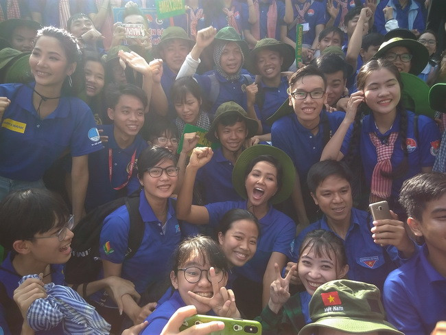 Các chiến sĩ tình nguyện chụp hình cùng đại sứ của chiến dịch- Hoa hậu Hoàn vũ Việt Nam H’Hen Niê và Á hậu Hoàn vũ VN 2017 - Hoàng Thùy Các chiến sĩ tình nguyện chụp hình cùng đại sứ của chiến dịch- Hoa hậu Hoàn vũ Việt Nam H’Hen Niê và Á hậu Hoàn vũ VN 2017 - Hoàng Thùy