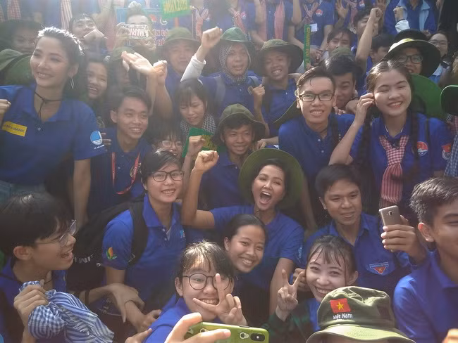 Các chiến sĩ tình nguyện chụp hình cùng đại sứ của chiến dịch- Hoa hậu Hoàn vũ Việt Nam H’Hen Niê và Á hậu Hoàn vũ VN 2017 - Hoàng Thùy