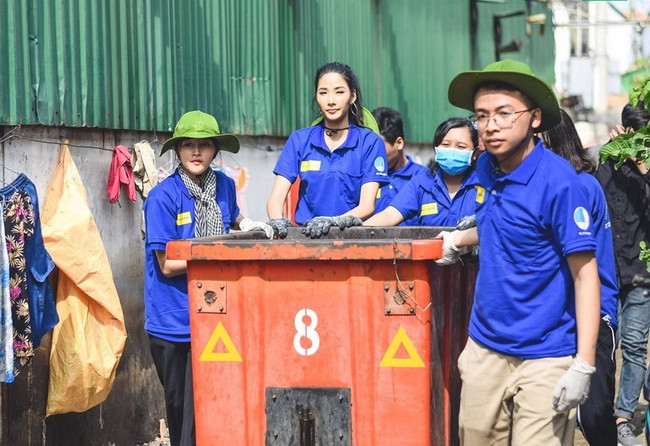 Các chiến sĩ tình nguyện tham gia vệ sinh môi trường trên địa bàn quận 8, cùng đại sứ chiến dịch tình nguyện mùa Hè xanh- Á hậu Hoàn vũ VN 2017 - Hoàng Thùy. Các chiến sĩ tình nguyện tham gia vệ sinh môi trường trên địa bàn quận 8, cùng đại sứ chiến dịch tình nguyện mùa Hè xanh- Á hậu Hoàn vũ VN 2017 - Hoàng Thùy.