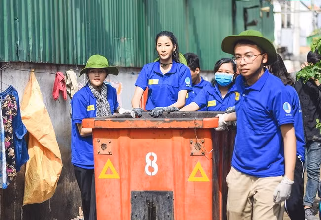 Các chiến sĩ tình nguyện tham gia vệ sinh môi trường trên địa bàn quận 8, cùng đại sứ chiến dịch tình nguyện mùa Hè xanh- Á hậu Hoàn vũ VN 2017 - Hoàng Thùy.
