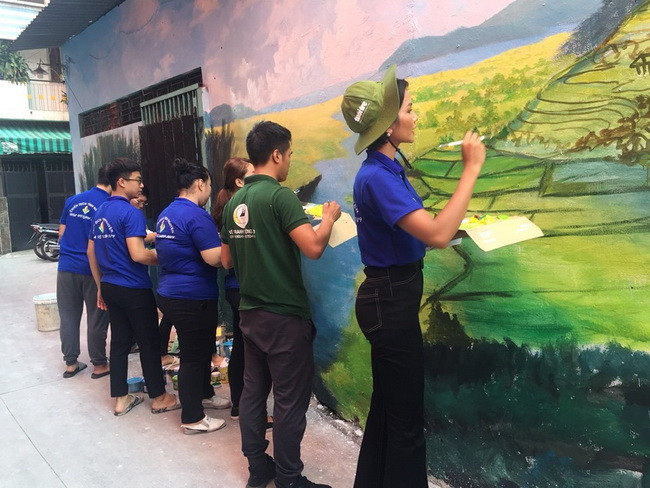 Tuyến hẻm 702 này là một trong 30 “Tuyến hẻm văn minh, sạch đẹp, an toàn” được thực hiện công trình sơn vẽ tranh tường nghệ thuật chiến dịch năm nay. Tuyến hẻm 702 này là một trong 30 “Tuyến hẻm văn minh, sạch đẹp, an toàn” được thực hiện công trình sơn vẽ tranh tường nghệ thuật chiến dịch năm nay.