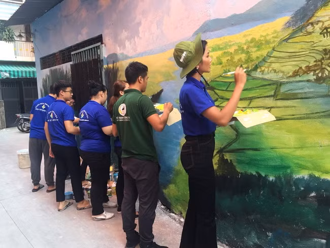 Tuyến hẻm 702 này là một trong 30 “Tuyến hẻm văn minh, sạch đẹp, an toàn” được thực hiện công trình sơn vẽ tranh tường nghệ thuật chiến dịch năm nay.