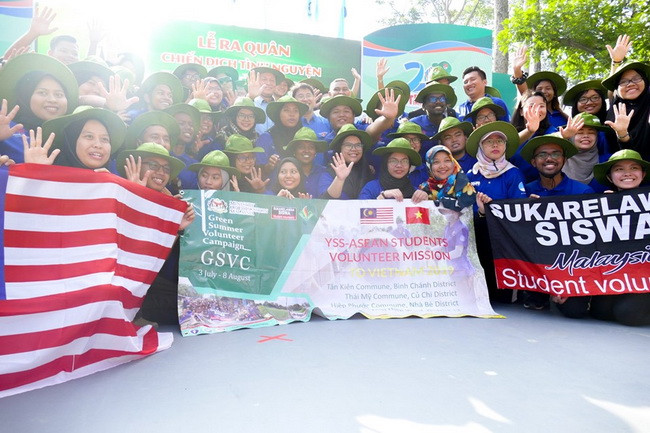 Các chiến sĩ tình nguyện hè đến từ Tổ chức Sinh viên tình nguyện – Bộ Giáo dục Đại học Malaysia tham gia chiến dịch hè tại TPHCM. Các chiến sĩ tình nguyện hè đến từ Tổ chức Sinh viên tình nguyện – Bộ Giáo dục Đại học Malaysia tham gia chiến dịch hè tại TPHCM.