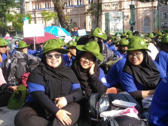 Các bạn sinh viên từ Tổ chức Sinh viên tình nguyện – Bộ Giáo dục Đại học Malaixia tại lễ ra quân tình nguyện Mùa hè xanh tại TPHCM. Các bạn sinh viên từ Tổ chức Sinh viên tình nguyện – Bộ Giáo dục Đại học Malaixia tại lễ ra quân tình nguyện Mùa hè xanh tại TPHCM.