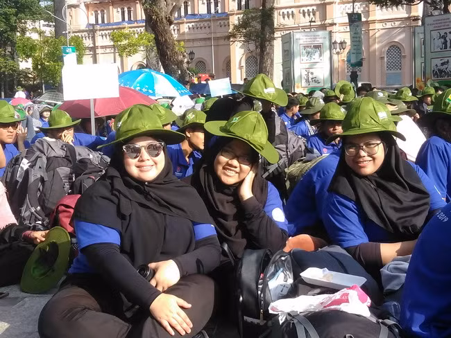 Các bạn sinh viên từ Tổ chức Sinh viên tình nguyện – Bộ Giáo dục Đại học Malaixia tại lễ ra quân tình nguyện Mùa hè xanh tại TPHCM.