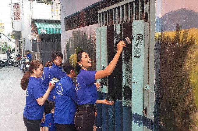 Hoa hậu Hoàn vũ Việt Nam H’Hen Niê cùng các chiến sĩ tình nguyện vẽ tranh tường nghệ thuật tại Hẻm 702 đường Điện Biên Phủ -phường 10, quận 10.TPHCM. Hoa hậu Hoàn vũ Việt Nam H’Hen Niê cùng các chiến sĩ tình nguyện vẽ tranh tường nghệ thuật tại Hẻm 702 đường Điện Biên Phủ -phường 10, quận 10.TPHCM.