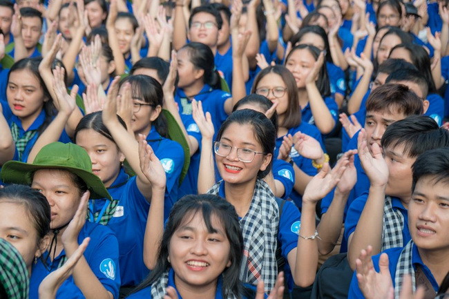 Các chiến sĩ tình nguyện hào hứng trước giờ ra quân. Các chiến sĩ tình nguyện hào hứng trước giờ ra quân.