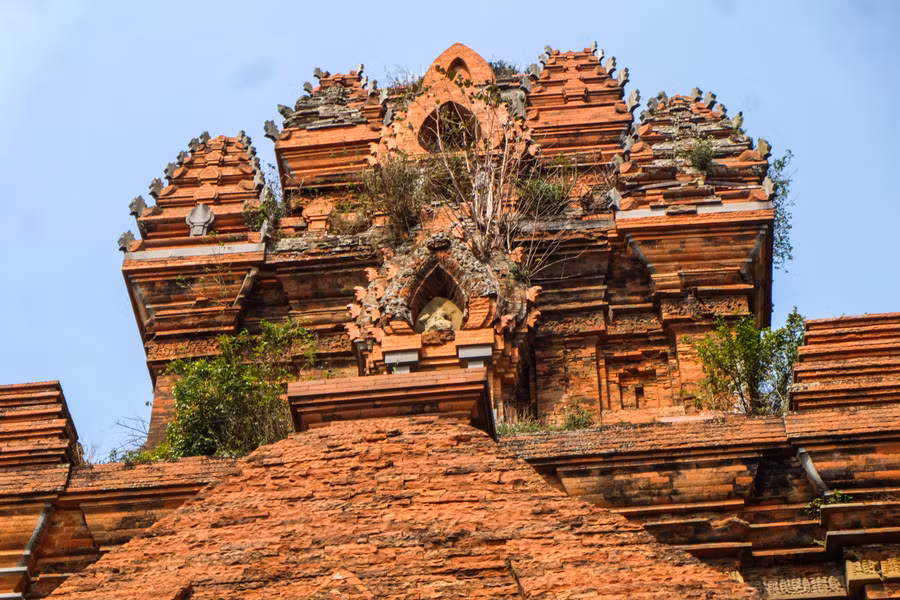 Đỉnh chóp phía trước của tháp Chính. Ảnh: Hoàng Vinh.