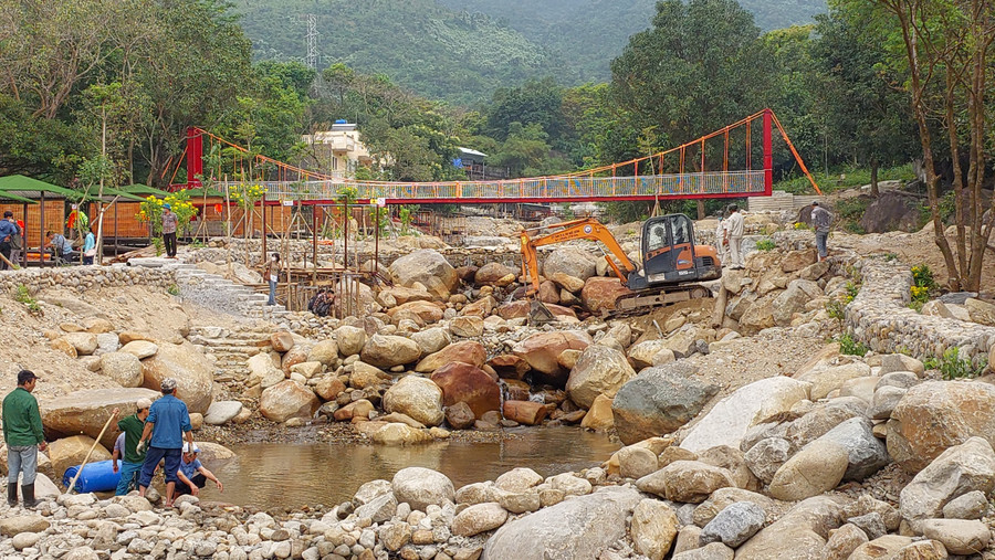 Những đập chặn suối đã buộc phải tháo dỡ. Ảnh: Hoàng Vinh