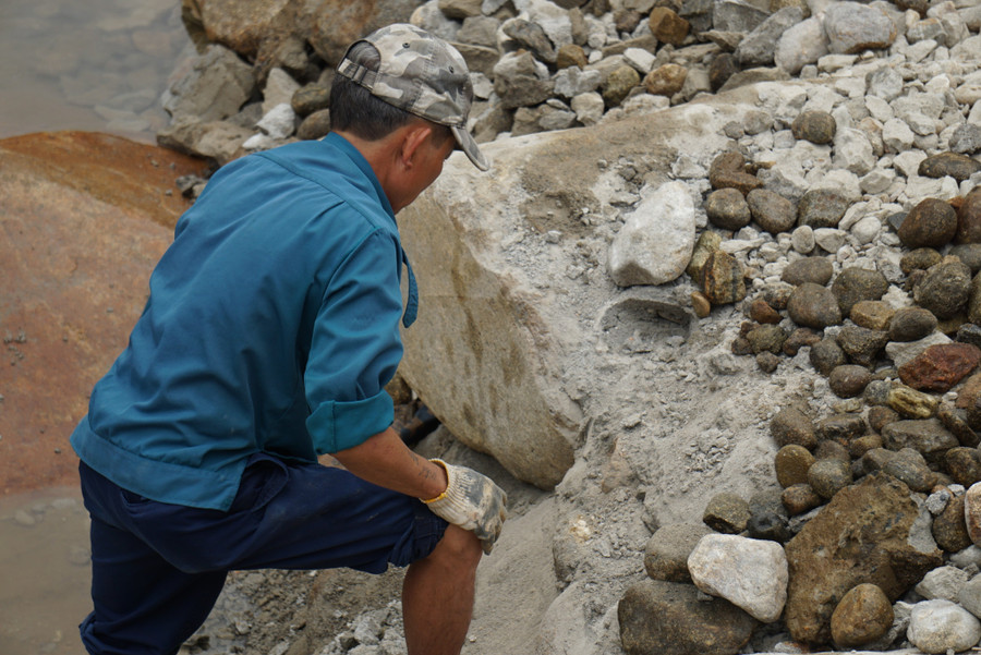 Chủ đầu tư tự nguyện tháo dỡ những công trình vi phạm. Ảnh: Hoàng Vinh.