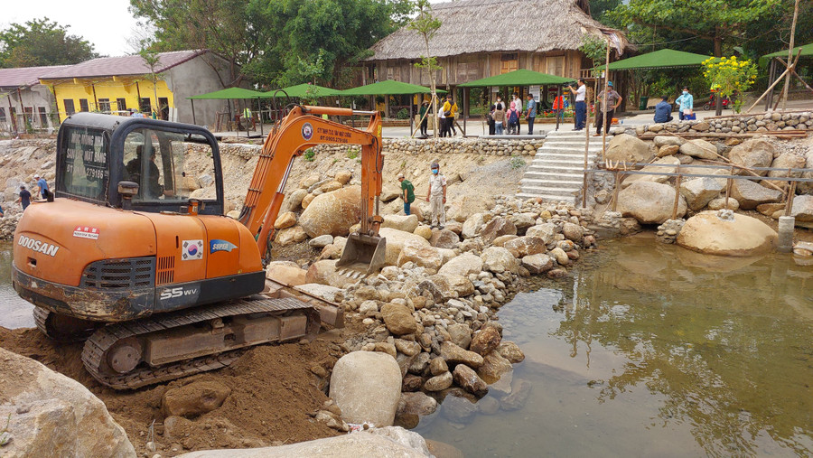 Máy múc được huy động để cưỡng chế những công trình du lịch trái phép. Ảnh: Hoàng Vinh. 