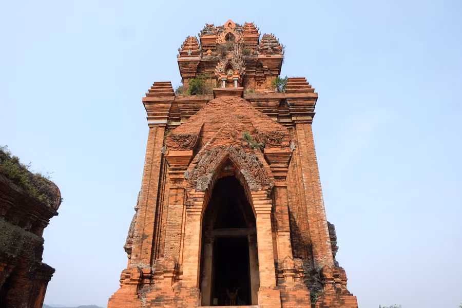 Giống như các tháp Chăm pa khác ở Bình Định, tháp Chính có 4 cửa trong đó một cửa chính quay về hướng Đông Nam, ba mặt còn lại là 3 cửa giả. Cửa chính được xây dựng nhô ra khỏi mặt tường tháp 2m, bề rộng cửa 2m, vòm đỉnh cửa vút lên thành hình mũi lao, chính giữa vòm có phù điêu mặt Kala. Ảnh: Hoàng Vinh.