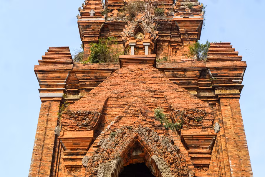 Diềm mái vòm là một băng phù điêu hình khỉ thần Hanuman đang múa. Các cửa giả được xây nhô ra ít hơn, phía trên cũng có mặt Kala, diềm mái vòm tạc phù điêu Gajasimha. Ảnh: Hoàng Vinh.