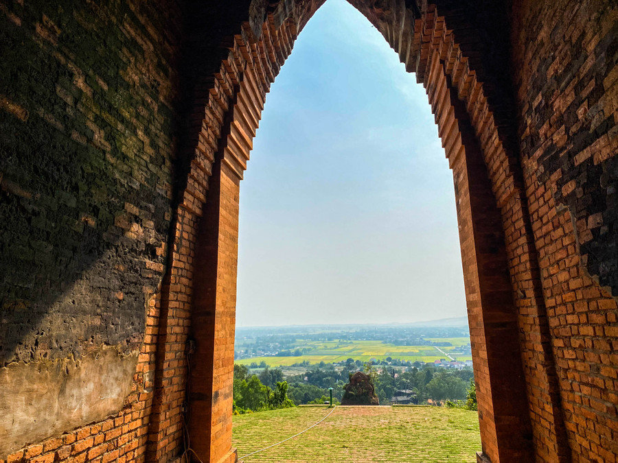 Từ tháp Chính nhìn xuống tháp Cổng. Ảnh: Hoàng Vinh.