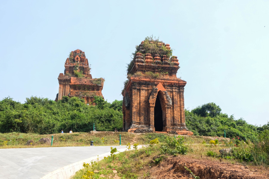 Tháp Bia (Posah) nằm cách tháp Cổng 22m về hướng Nam, tháp có chiều cao hơn 10m, bình đồ hình vuông. Tháp Bia có 4 mặt đều trổ cửa theo 4 hướng Đông, Tây, Nam, Bắc. Ảnh: Hoàng Vinh.