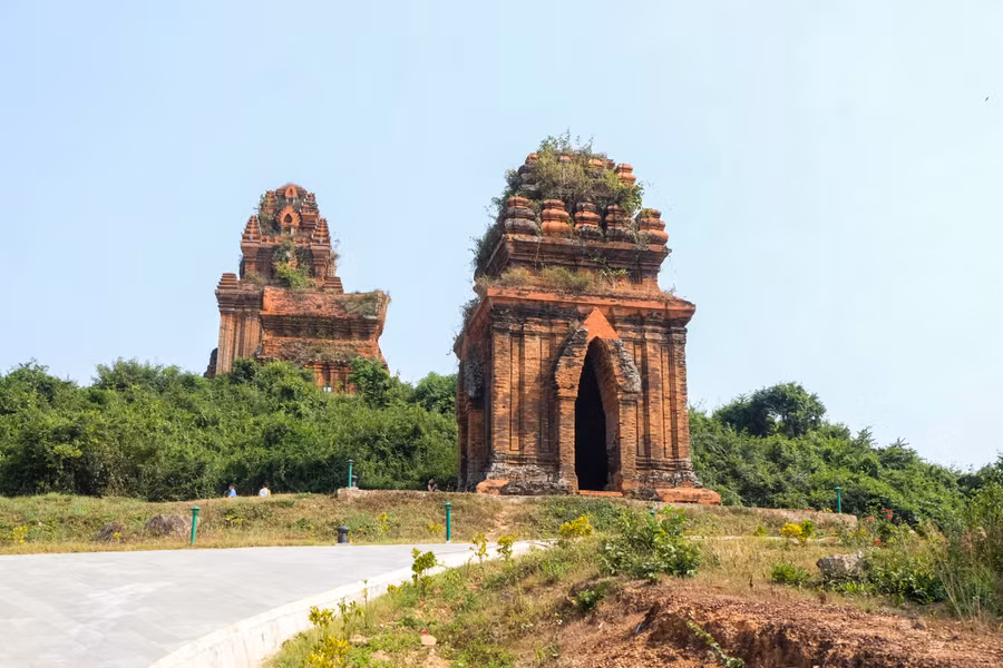 Tháp Bia (Posah) nằm cách tháp Cổng 22m về hướng Nam, tháp có chiều cao hơn 10m, bình đồ hình vuông. Tháp Bia có 4 mặt đều trổ cửa theo 4 hướng Đông, Tây, Nam, Bắc. Ảnh: Hoàng Vinh.