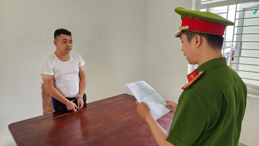 Công an tống đạt quyết định bắt khẩn cấp đối với Phạm Văn Chánh. Ảnh: Công an Đà Nẵng. 