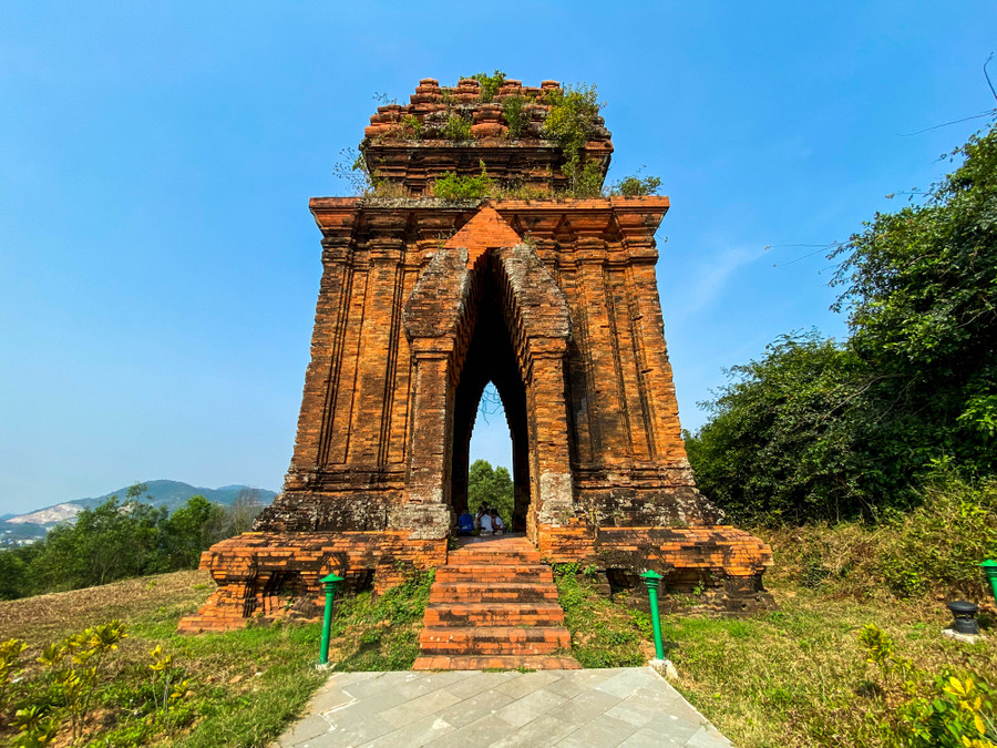 Bộ mái tháp khá đặc biệt, khác hẳn với những tháp Chàm thường gặp, các tầng mái thu nhỏ dần về phía trên. Mỗi tầng đều có một hàng bầu lọ thể hiện theo lối thắt giữa, phình 2 đầu, trông xa như những quả bầu nậm nằm sát nhau nên còn được gọi là Tháp Bầu Rượu. Ảnh Hoàng Vinh.