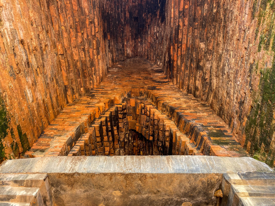 Chóp của tháp Chính nhìn từ bên trong. Ảnh: Hoàng Vinh.