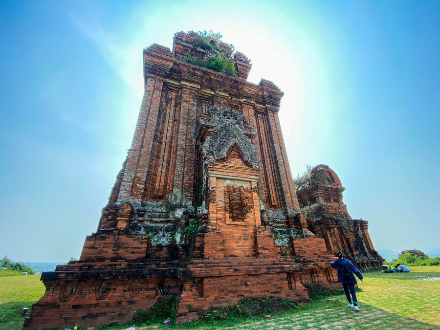 Tháp chính có hình năm cột dọc, rãnh kép, vừa làm cho tường vững chãi, vừa tạo dáng thanh thoát. Ba tầng mái nhỏ dần về phía đỉnh, các tháp góc nhô vút lên, diềm mái được trang trí bằng những hoa văn hình chữ U uốn lượn liên hoàn bằng chất liệu đá sa thạch. Ảnh: Hoàng Vinh.