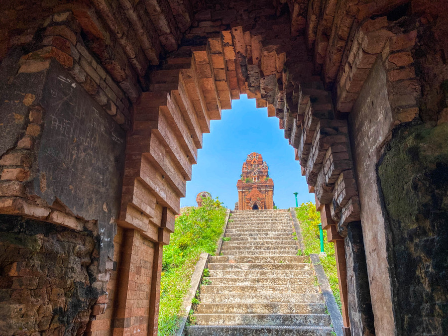 Vì có chức năng làm cổng dẫn vào khu đền tháp nên tháp có 2 cửa thông nhau theo hướng Đông – Tây và nằm cùng trục thẳng với cửa tháp chính trên đỉnh đồi. Ảnh: Hoàng Vinh.