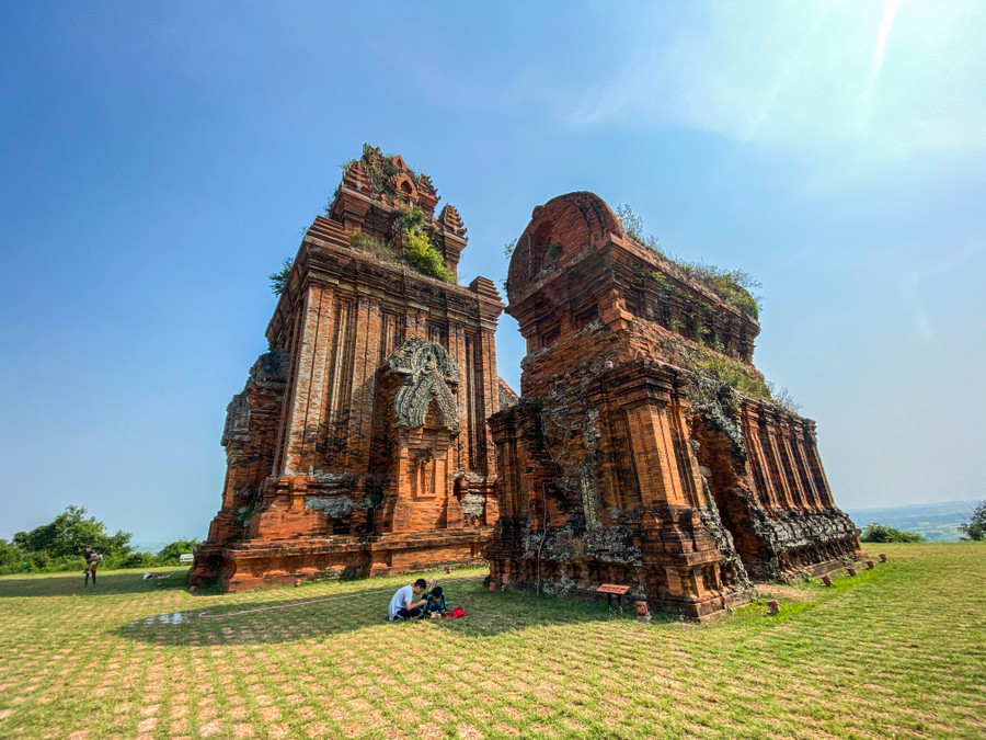 Tháp Chính và Tháp Lửa. Ảnh: Hoàng Vinh,