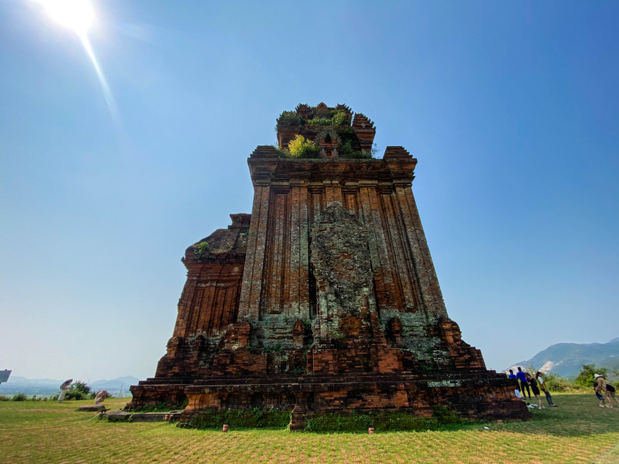 Ở các tầng mái ngoài hệ thống cột và cửa giả còn có những bức trang trí hoa văn. Tầng 1, ở phía Nam tạc hình sư tử, phía Tây và Đông bố trí bò thần Nandin, phía Bắc thể hiện mặt Kala nhìn thẳng. Trên các khám thờ nổi bật những hình tượng mặt Kala đang trong tư thế ngoạm rắn Naga, bên trong các khám thờ khi xưa còn có những tượng thờ bằng đá. Ảnh: Hoàng Vinh.