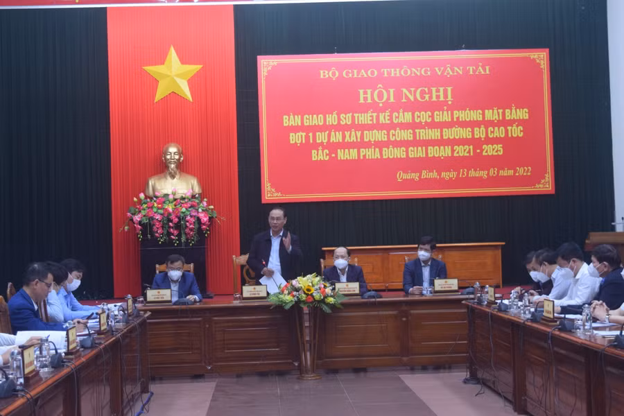 Hình ảnh tại Hội nghị bàn giao hồ sơ thiết kế cắm cọc giải phóng mặt bằng đợt 1 Dự án xây dựng công trình đường bộ cao tốc Bắc-Nam phía Đông giai đoạn 2021-2025.