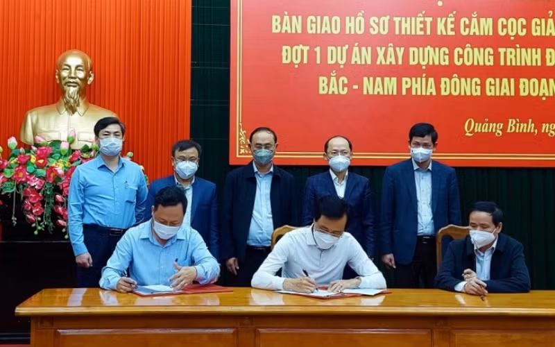 Hình ảnh ký bàn giao hồ sơ thiết kế cắm cọc giải phóng mặt bằng đợt 1 cao tốc Bắc-Nam cho 3 tỉnh phía bắc miền Trung. (Ảnh: H.G).