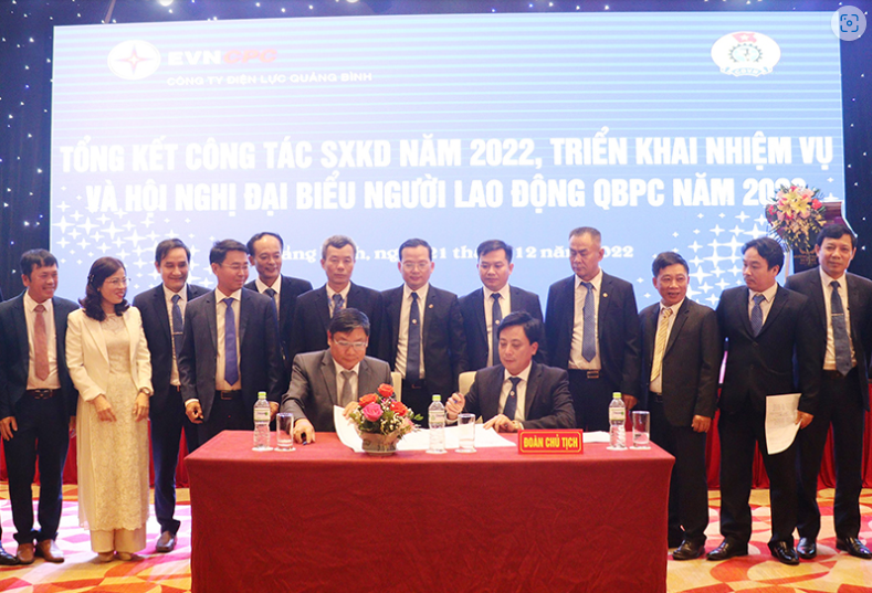 PC Quảng Bình ký cam kết bảo đảm an toàn lao động năm 2023. Ảnh: X.V. PC Quảng Bình ký cam kết bảo đảm an toàn lao động năm 2023. Ảnh: X.V.