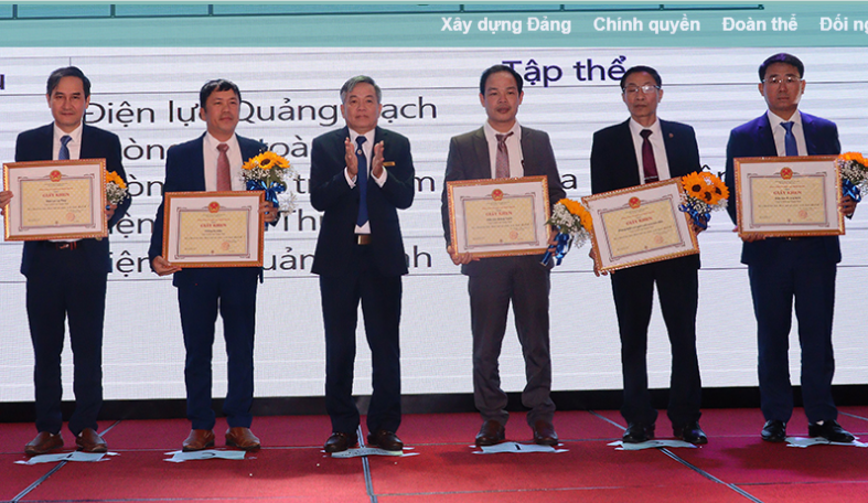Lãnh đạo EVNCPC trao Giấy khen của EVNCPC cho các tập thể PC Quảng Bình. Ảnh: X.V. Lãnh đạo EVNCPC trao Giấy khen của EVNCPC cho các tập thể PC Quảng Bình. Ảnh: X.V.