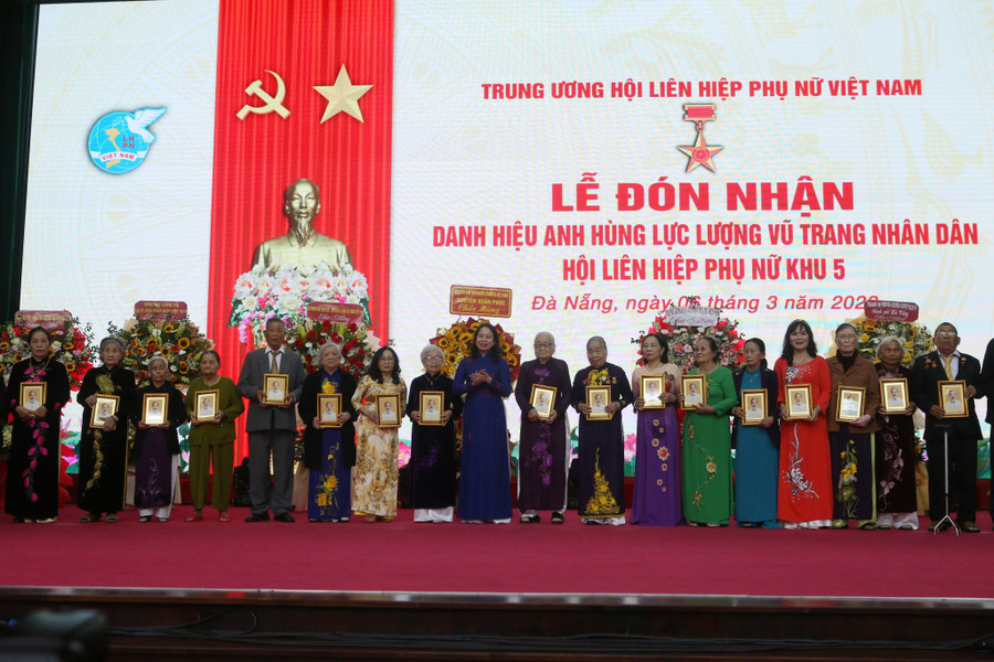 Phó Chủ tịch nước Võ Thị Ánh Xuân (thứ 9, từ trái sang) tặng quà lưu niệm tri ân cán bộ, nhân viên Hội Liên hiệp Phụ nữ Giải phóng Khu 5. Ảnh: X.D. Phó Chủ tịch nước Võ Thị Ánh Xuân (thứ 9, từ trái sang) tặng quà lưu niệm tri ân cán bộ, nhân viên Hội Liên hiệp Phụ nữ Giải phóng Khu 5. Ảnh: X.D.