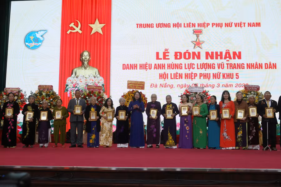 Phó Chủ tịch nước Võ Thị Ánh Xuân (thứ 9, từ trái sang) tặng quà lưu niệm tri ân cán bộ, nhân viên Hội Liên hiệp Phụ nữ Giải phóng Khu 5. Ảnh: X.D. Phó Chủ tịch nước Võ Thị Ánh Xuân (thứ 9, từ trái sang) tặng quà lưu niệm tri ân cán bộ, nhân viên Hội Liên hiệp Phụ nữ Giải phóng Khu 5. Ảnh: X.D.