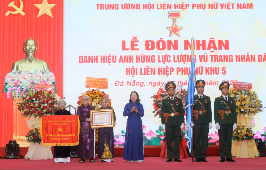 Phó Chủ tịch nước Võ Thị Ánh Xuân trao danh hiệu Anh hùng Lực lượng vũ trang nhân dân cho Hội Liên hiệp Phụ nữ Giải phóng Khu 5. Ảnh: X.D.