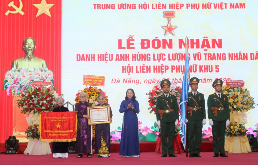 Phó Chủ tịch nước Võ Thị Ánh Xuân trao danh hiệu Anh hùng Lực lượng vũ trang nhân dân cho Hội Liên hiệp Phụ nữ Giải phóng Khu 5. Ảnh: X.D.