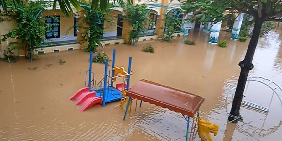 Các trường học đã dùng dây buộc cố định các đồ chơi ngoài trời để đảm bảo không bị nước lũ cuốn trôi.