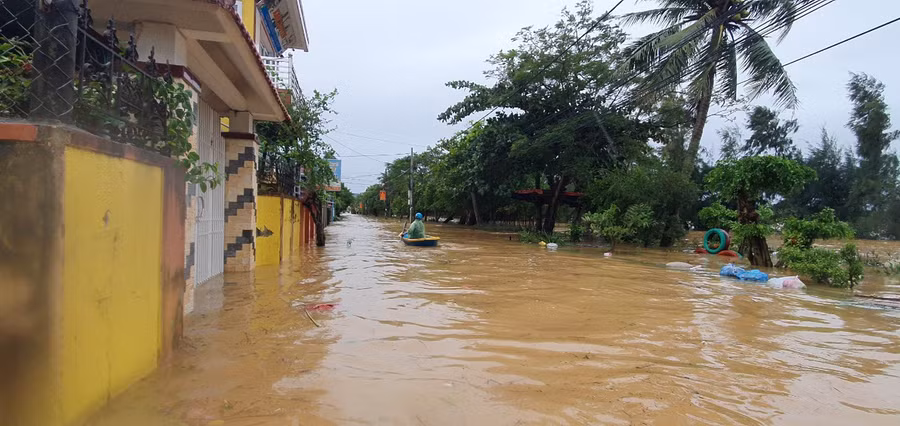 Người dân phải di chuyển bằng thuyền do các tuyến đường bị ngập sâu.