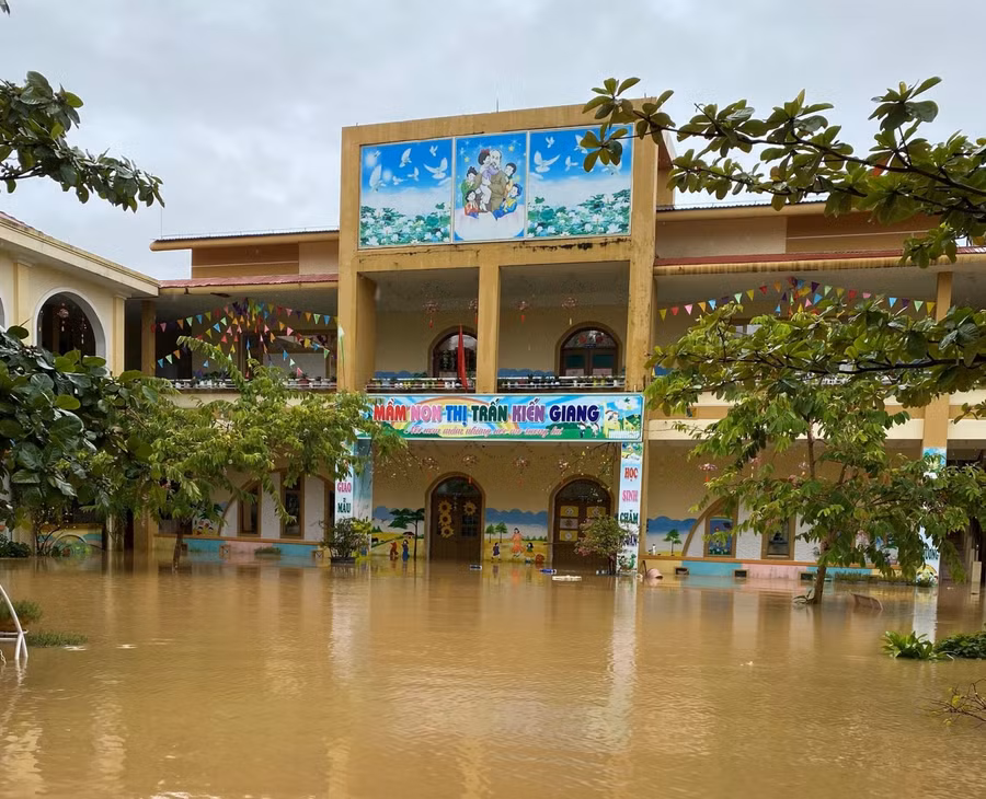 Các trường vũng trũng, thường xuyên ngập lụt đã chủ động phòng chống mưa lũ, đảm bảo an toàn cho học sinh,giáo viên và cơ sở vật chất trường học.