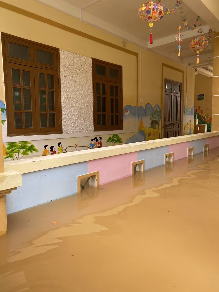 Trước đó, các trường học đã chủ động kê cao bàn ghế, vận chuyển các thiết bị dạy học lên tầng 2 để đảm bảo an toàn.