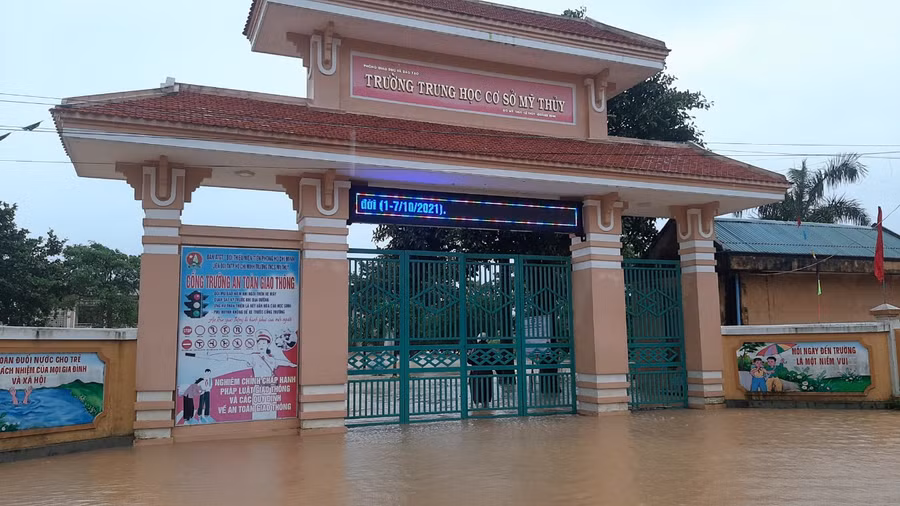 Tại huyện Lệ Thủy có 9/29 trường THCS, 13/28 trường Tiểu học và 11/28 trường Mầm non bị bị ngập do mưa lũ.