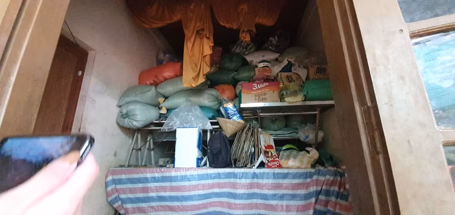 Người dân đã chủ động kê cao đồ đạc để đảm bảo an toàn.