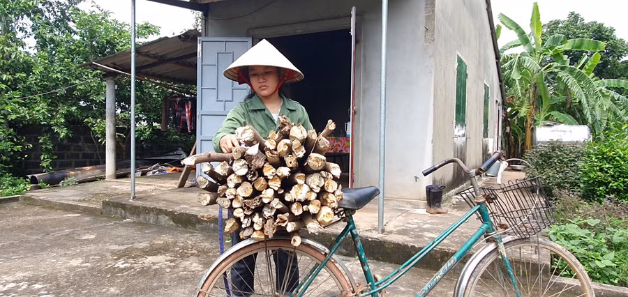 Sau những buổi học, An Na lại phụ giúp mẹ nhiều công việc gia đình.