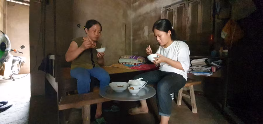 Bữa cơm của hai mẹ con đôi khi chỉ là bó rau hái được trong vườn nhà.