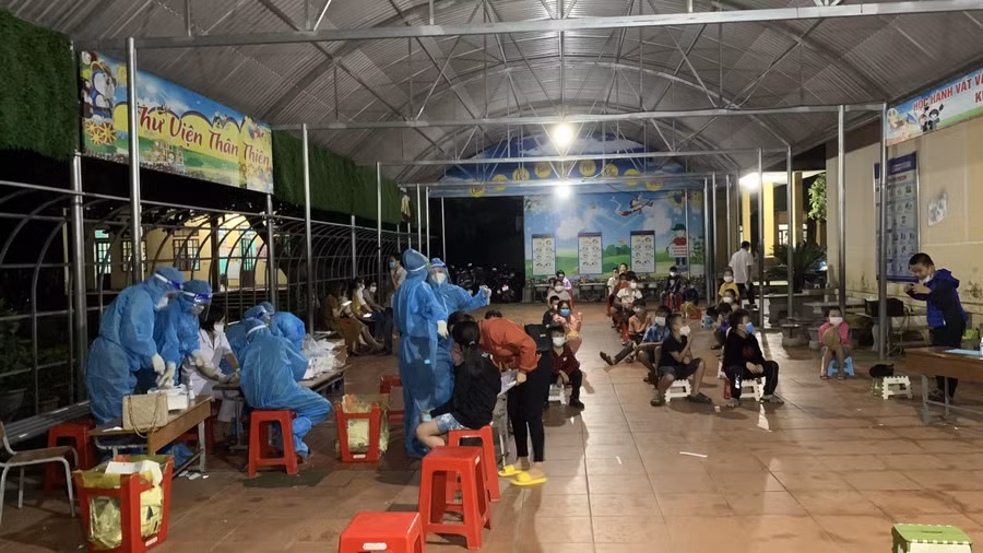 Các trường đã tạm thời cho dừng việc dạy học để lấy mẫu, xét nghiệm đối với giáo viên và học sinh. Ảnh: Nguyễn Hoàng