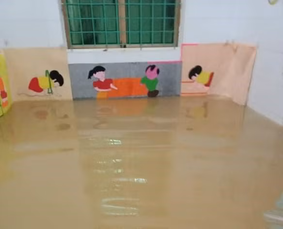 Một số phòng học bị ngập sâu trong nước lũ.