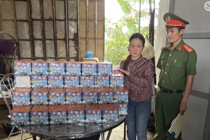 Cơ quan Cảnh sát điều tra Công an huyện Quảng Trạch khám xét nơi ở Trần Thị Viện, ở huyện Hướng Hóa, tỉnh Quảng Trị, thu giữ gần 90kg pháo hoa nổ trong chuyên án.