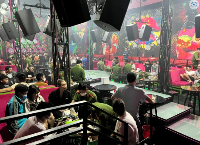 Công an TP. Đồng Hới phối hợp với PC09 tiến hành kiểm tra đột xuất cơ sở “7 Bar Station” tại phường Nam Lý, TP. Đồng Hới, phát hiện 25 đối tượng dương tính với ma túy.