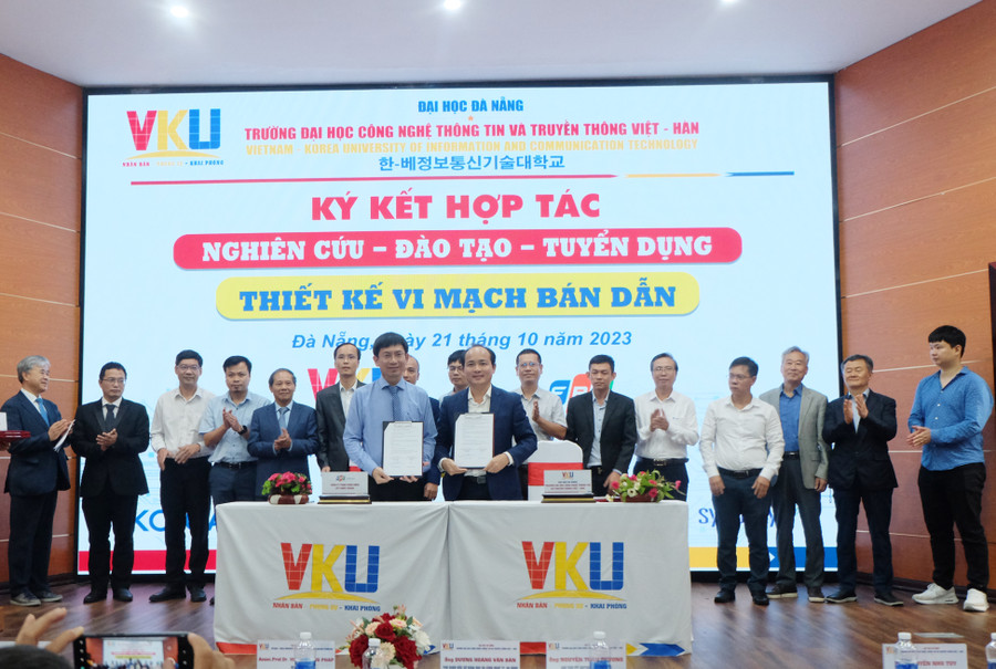 Lãnh đạo Trường VKU ký kết hợp tác với các doanh nghiệp về nghiên cứu - đào tạo - tuyển dụng ngành Thiết kế vi mạch bán dẫn. (Ảnh: Hoàng Vinh) Lãnh đạo Trường VKU ký kết hợp tác với các doanh nghiệp về nghiên cứu - đào tạo - tuyển dụng ngành Thiết kế vi mạch bán dẫn. (Ảnh: Hoàng Vinh)