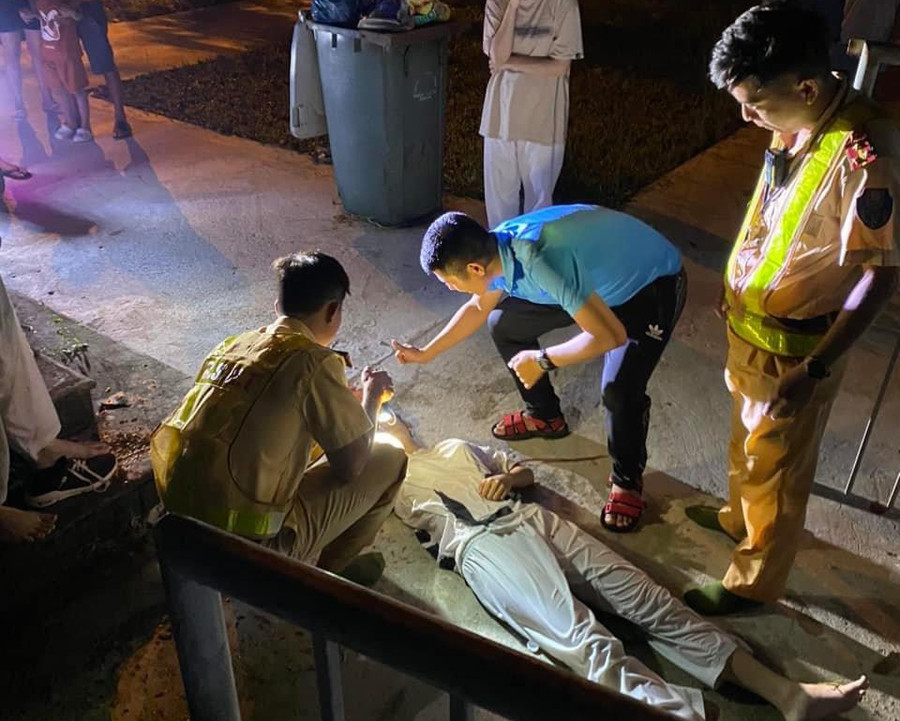 Học sinh bị đuối nước được công an cứu. (Ảnh: Công an Hòa Vang). Học sinh bị đuối nước được công an cứu. (Ảnh: Công an Hòa Vang).