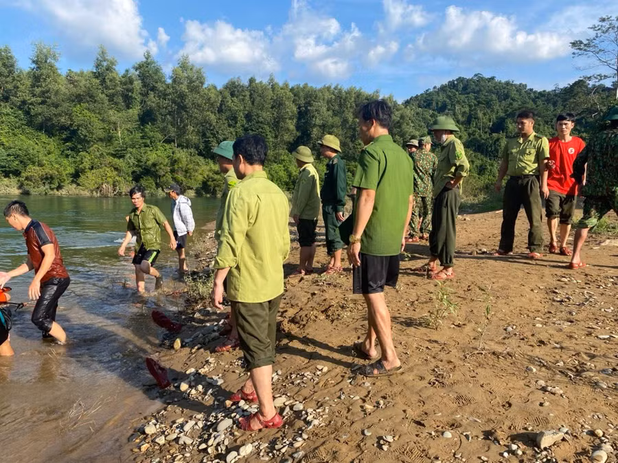 Đồn Biên phòng Làng Ho huy động 23 cán bộ chiến sĩ tìm kiếm thi thể anh H. Đ. P. Ảnh: Đức Trí. Đồn Biên phòng Làng Ho huy động 23 cán bộ chiến sĩ tìm kiếm thi thể anh H. Đ. P. Ảnh: Đức Trí.